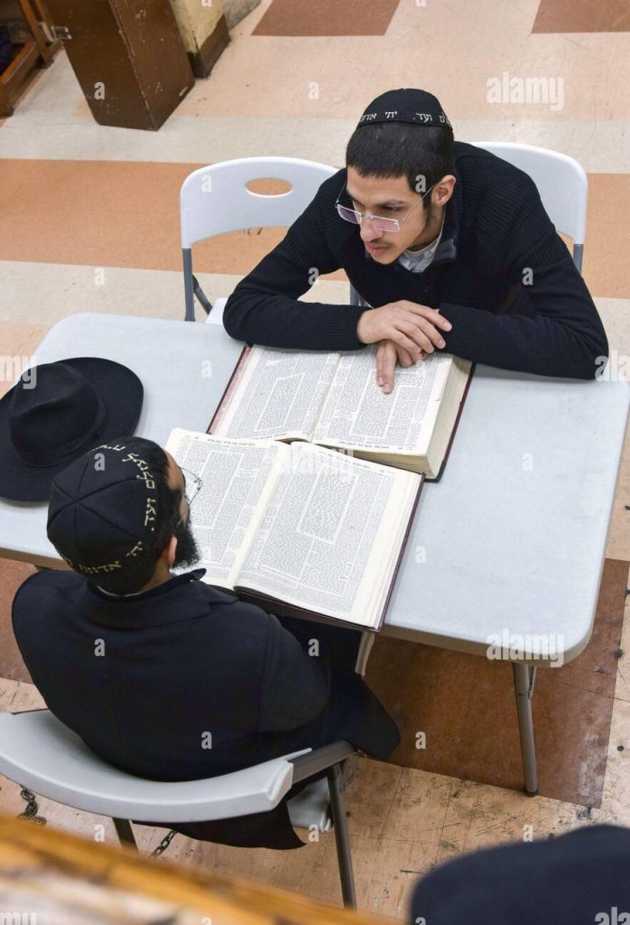 2-orthodox-jewish-young-man-study-talmud-together-is-system-of-learning-called-a-chavrusa-in-brooklyn-new-york-2EJEY2E-698x1024 Mengapa Kaum Yahudi Ahli Dalam Keuangan?