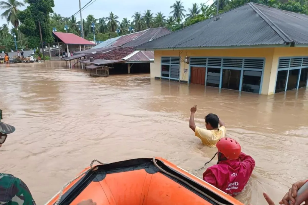 image-3-1024x683 Warga Sumatra terkena banjir !